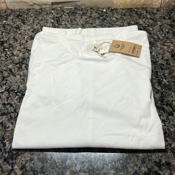 Organically blended Women’s white tshirt with seam in middle of back NWT - Picture 1 of 3